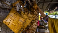 Menjelang Hari Raya Idul Fitri 1443 Hijriah, penjualan ketupat dan lontong di Kota Banjarmasin mengalami peningkatan hingga 80 persen dibandingkan pada hari biasa.