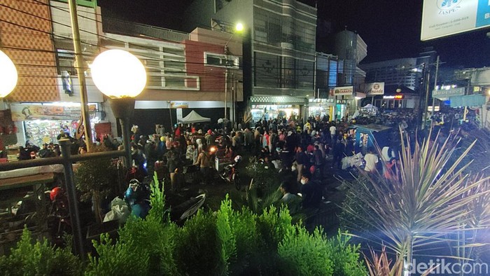 Lautan manusia di Jl Ahmad Yani atau Pengkolan, Garut pada malam takbiran Idul Fitri 1443 H