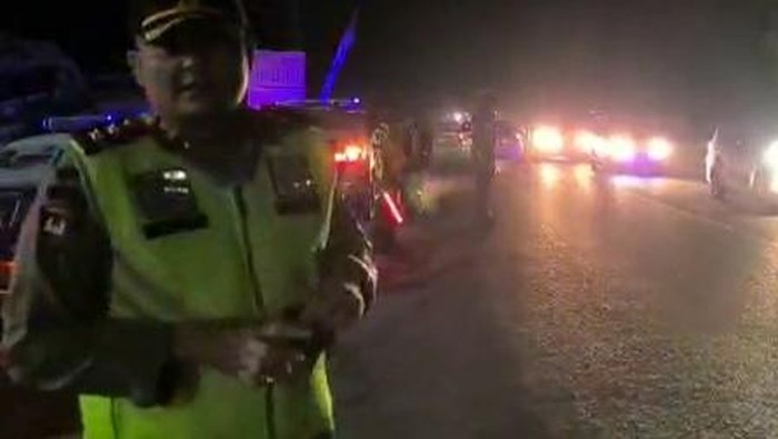 Kapolres Labuhanbatu AKBP Anhar Arlia Rangkuti turun langsung mengatur lalu lintas di Jalinsum Labura.