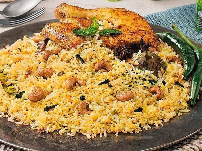 Makan Nasi Briyani dengan Tersangka Penyelundupan Ganja, Polisi India Ini Viral