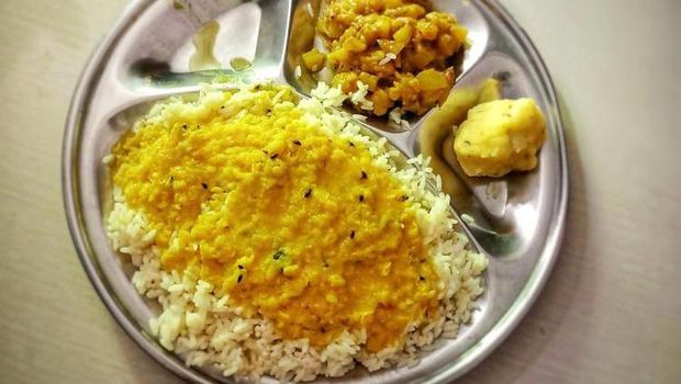 Makan Nasi Briyani dengan Tersangka Penyelundupan Ganja, Polisi India Ini Viral