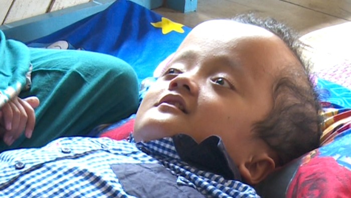 Denda adalah anak penderita hidrosefalus. Meskipun demikian, ia semangat mempelajari Alquran dan mengingatkan ibunya untuk terus berdoa dan jangan putus asa.