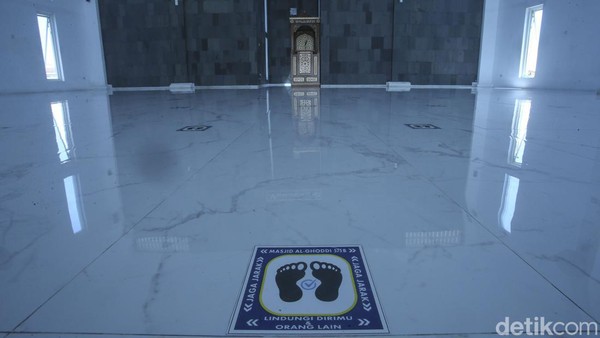 Masjid yang unik ini tidak hanya menarik perhatian pengguna rest area, tapi juga bikin nyaman dan betah beribadah. Masjid yang unik ini tidak hanya menarik perhatian pengguna rest area, tapi juga bikin nyaman dan betah beribadah.