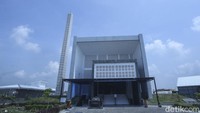 Begini penampakan masjid yang menyerupai gerakan salat yaitu ruku di rest area Km 575 B.