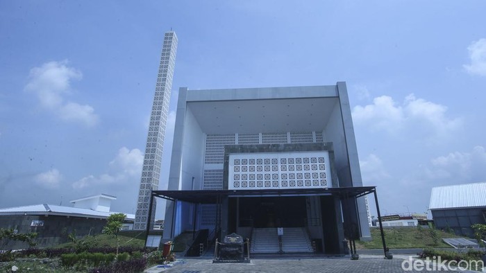 Begini penampakan masjid yang menyerupai gerakan salat yaitu ruku dan sujud, masjid ini berada di KM 575 A dan B, Ngawi, Jawa Timur.