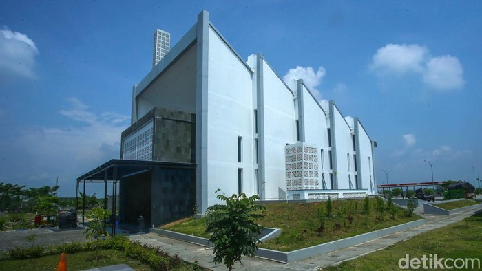 Begini penampakan masjid yang menyerupai gerakan salat yaitu ruku dan sujud, masjid ini berada di KM 575 A dan B, Ngawi, Jawa Timur.