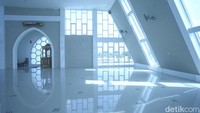 Selain bentuknya yang unik, masjid ini juga di dominasi dengan kaca. Sehingga pada siang hari bagian dalam masjid cukup disinari oleh cahaya matahari.