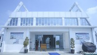 Masjid unik yang satu ini mengusung konsep desain moderen klasik.