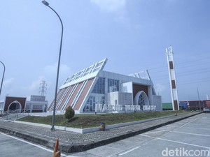Melihat Masjid Unik di Rest Area Ngawi, Bentuknya Ruku dan Sujud
