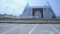Sedangkan di seberangnya yaitu Km 575 A memiliki desain menyerupai gerakan salat sujud.