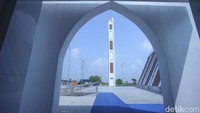 Masjid ini juga memiliki menara dan tempat wudhu yang terpisah.