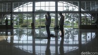 Masjid berkubah besar ini memiliki cukup unik desain atapnya. Ketika Anda berada di dalam masjid, Anda dapat melihat kerangka atap yang terbuat dari baja ringan yang terbentang di semua lapisan atap.