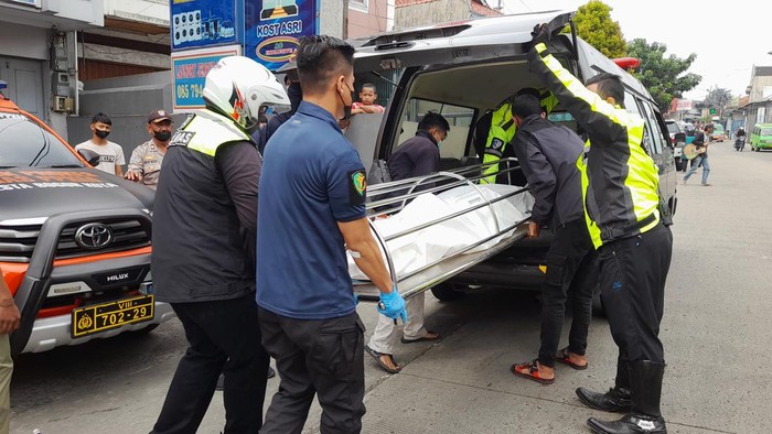 Mayat wanita setengah telanjang ditemukan dalam kamar kos di Bogor Barat, Bogor.