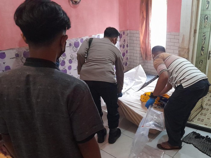 Mayat wanita setengah telanjang ditemukan dalam kamar kos di Bogor Barat, Bogor.