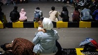 Tidak sendirian, pemudik juga membawa serta anak-anak untuk pulang kampung.