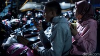 Saat malam hari hingga waktu Subuh pada puncak arus mudik kemarin, pemudik yang membawa sepeda motor membeludak bak lautan manusia.