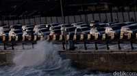 Masyarakat berbondong-bondong pulang kampung via jalur darat, laut, dan udara. Kemacetan serta antrean kendaraan kembali menjadi hal yang jamak di periode puncak arus mudik 28-30 April 2022 atau H-4 sampai H-2 Idul Fitri. Di Merak misalnya, lalin macet sejak gerbang tol.