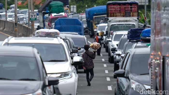 Euforia mudik Lebaran kembali bergeliat usai pemerintah mencabut larangan mudik. Para pemudik berbondong-bondong kembali ke kampung halaman.