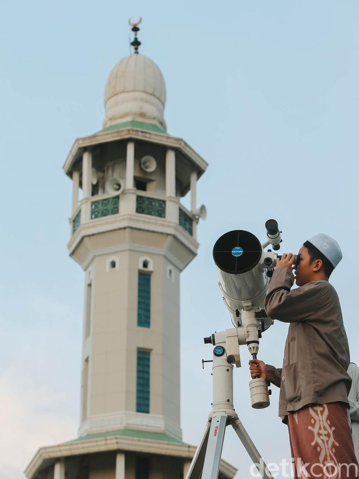 Melihat Pemantauan Hilal di Masjid Al Musyariin Petugas Masjid Al-Musyariin mengamati posisi hilal menggunakan teropong saat Rukyatul Hilal di Jakarta Barat, Minggu (1/5/2022). Pemantauan hilal yang dilakukan menggunakan teropong tersebut memastikan Idul Fitri 1443 H jatuh pada 2 Mei 2022.