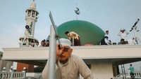 Dalam penetapan awal bulan Ramadan atau Idul Fitri di Indonesia kerap kali kita menemukan perbedaan. Hal ini bukan karena hisab dan rukyat, karena seperti sudah disebutkan, prinsip perhitungan antara hisab dan rukyat hilal, secara astronomi, adalah sesuatu yang melengkapi.