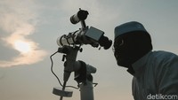 Selain itu ada pula metode hisab yang dapat diartikan dengan perhitungan secara matematis dan astronomis untuk menentukan posisi Bulan dalam menentukan dimulainya awal bulan pada kalender Hijriah.