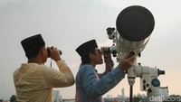 Rukyatul hilal adalah melakukan pengamatan ketampakan hilal atau Bulan sabit saat Matahari terbenam menjelang awal bulan pada kalender Hijriah.
