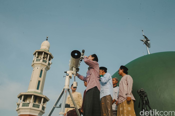 Petugas Masjid Al-Musyariin mengamati posisi hilal menggunakan teropong saat Rukyatul Hilal di Jakarta Barat, Minggu (1/5/2022). Pemantauan hilal yang dilakukan menggunakan teropong tersebut memastikan Idul Fitri 1443 H jatuh pada 2 Mei 2022.