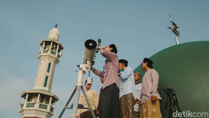 Petugas Masjid Al-Musyariin mengamati posisi hilal menggunakan teropong saat Rukyatul Hilal di Jakarta Barat, Minggu (1/5/2022). Pemantauan hilal yang dilakukan menggunakan teropong tersebut memastikan Idul Fitri 1443 H jatuh pada 2 Mei 2022.