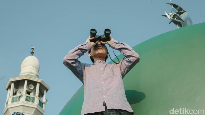 Melihat Pemantauan Hilal di Masjid Al Musyariin Petugas Masjid Al-Musyariin mengamati posisi hilal menggunakan teropong saat Rukyatul Hilal di Jakarta Barat, Minggu (1/5/2022). Pemantauan hilal yang dilakukan menggunakan teropong tersebut memastikan Idul Fitri 1443 H jatuh pada 2 Mei 2022.
