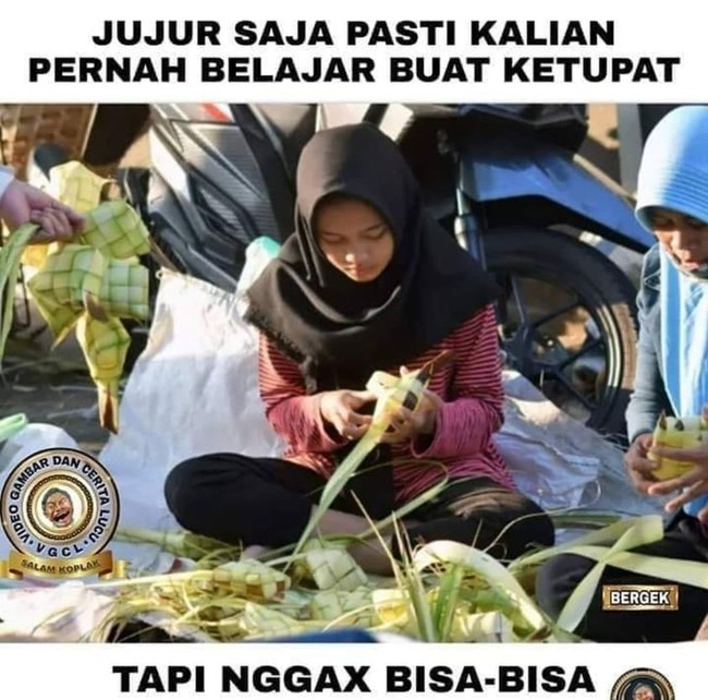 Lebaran memang identik dengan ketupat. Kalau kamu udah banyak menemukan penjual ketupat atau orang yang mendadak jadi belajar membuat ketupat seperti ini tandanya kemungkinan besar Lebaran akan segera tiba. Foto: Facebook/Rino Ilham