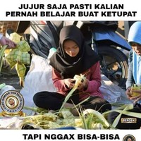 Lebaran memang identik dengan ketupat. Kalau kamu udah banyak menemukan penjual ketupat atau orang yang mendadak jadi belajar membuat ketupat seperti ini tandanya kemungkinan besar Lebaran akan segera tiba. Foto: Facebook/Rino Ilham