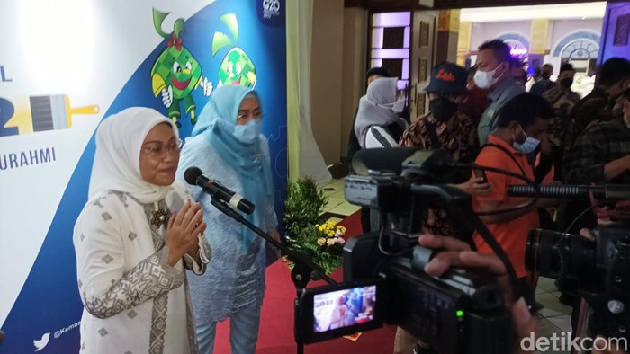 Menaker RI Ida Fauziah saat konferensi pers di Masjid Al Akbar Surabaya.