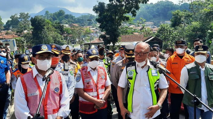 Menhub Budi Karya dan Anggota Wantimpres Sidarto meninjau jalur mudik (Yogi-detikcom)