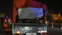 Meskipun ada larangan dari pihak kepolisian menggunakaan kendaraan bak terbuka untuk mudik, namun masih banyak pemudik yang menggunakan kendaraan tersebut.