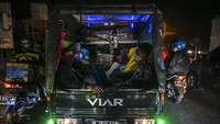 Demi pulang kampung, masih banyak masyarakat yang menggunakan kendaraan bak terbuka. Alasannya pun beragam.