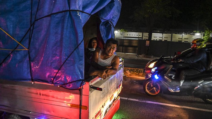 Pemudik menggunakan angkutan bak terbuka melintas di Simpang Jomin, Karawang, Jawa Barat, Sabtu (30/4/2022). Meskipun ada larangan dari pihak kepolisian menggunakaan kendaraan bak terbuka untuk mudik, namun masih banyak pemudik yang menggunakan kendaraan tersebut.  ANTARA FOTO/Muhammad Adimaja/pras.