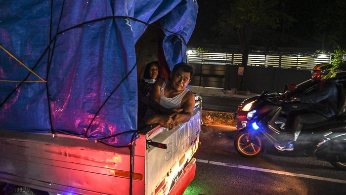 Mereka yang Mudik dengan Kendaraan Bak Terbuka Pemudik menggunakan angkutan bak terbuka melintas di Simpang Jomin, Karawang, Jawa Barat, Sabtu (30/4/2022). Meskipun ada larangan dari pihak kepolisian menggunakaan kendaraan bak terbuka untuk mudik, namun masih banyak pemudik yang menggunakan kendaraan tersebut. ANTARA FOTO/Muhammad Adimaja/pras.