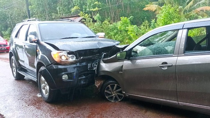 Mobil Kakanwil Kemenag Sulawesi Tenggara (Sultra) Zainal Mustamin terlibat kecelakaan di Jalan Poros Pomalaa, Kolaka.