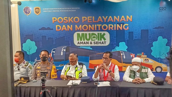 Momen Menhub Tinjau Jalur Nagreg Menteri Perhubungan Budi Karya Sumadi mengatakan puncak arus mudik di Jalur Selatan Nagreg, Kabupaten Bandung terjadi pada H-2 lebaran. Sebanyak ratusan ribu kendaraan telah melintas menuju kampung halamannya masing-masing, Minggu, 1/5/2022.