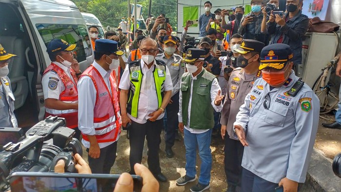 Momen Menhub Tinjau Jalur Nagreg Menteri Perhubungan Budi Karya Sumadi mengatakan puncak arus mudik di Jalur Selatan Nagreg, Kabupaten Bandung terjadi pada H-2 lebaran. Sebanyak ratusan ribu kendaraan telah melintas menuju kampung halamannya masing-masing, Minggu, 1/5/2022.