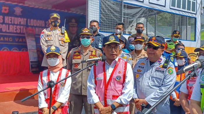 Menteri Perhubungan Budi Karya Sumadi mengatakan puncak arus mudik di Jalur Selatan Nagreg, Kabupaten Bandung terjadi pada H-2 lebaran. Sebanyak ratusan ribu kendaraan telah melintas menuju kampung halamannya masing-masing, Minggu, 1/5/2022.