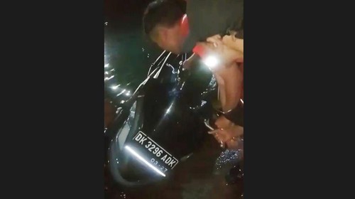 Screen capture dari video amatir saat evakuasi motor pemudik yang terjun ke pinggir laut di Dermaga LCM Gilimanuk, (1/5/2022)