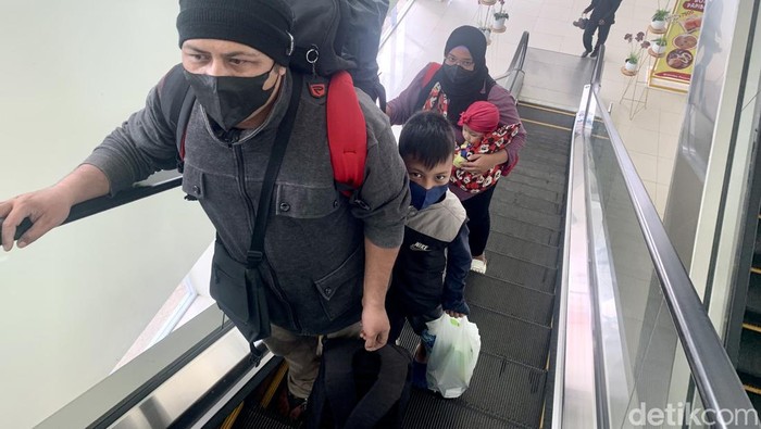 Mudik dengan dua anak balita menggunakan bus.