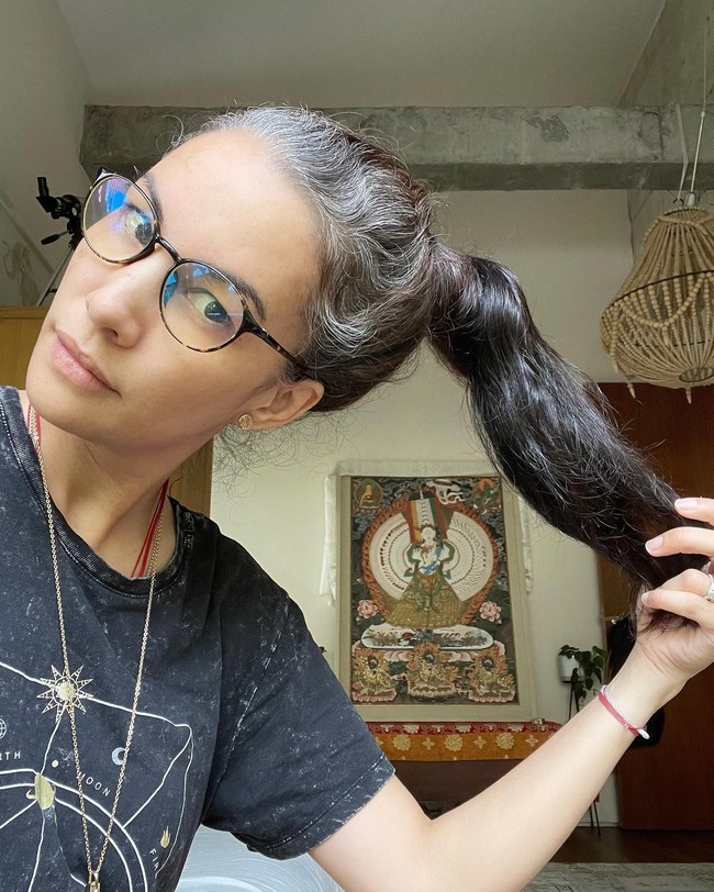 Memberikan advokasi tentang gaya hidup sehat dan bumi yang sehat selama bertahun-tahun, satu yang menggangguku adalah saat aku harus terus-menerus mewarnai ubanku,” tulisnya dalam unggahannya di Instagram @nadyahutagalung.Foto: Instagram @nadyahutagalung