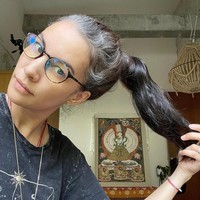 Memberikan advokasi tentang gaya hidup sehat dan bumi yang sehat selama bertahun-tahun, satu yang menggangguku adalah saat aku harus terus-menerus mewarnai ubanku,” tulisnya dalam unggahannya di Instagram @nadyahutagalung.Foto: Instagram @nadyahutagalung