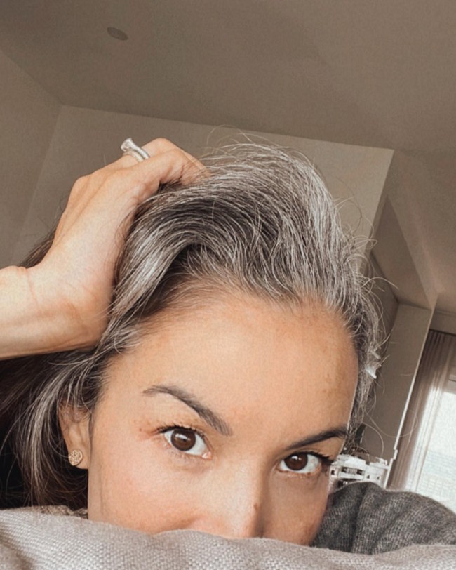 Wanita 47 tahun itu pun percaya diri memamerkan rambutnya yang sudah beruban. Nadya sampai pada tahap membiarkan ubannya terlihat karena selama bertahun-tahun, dia hidup dengan mengecat rambut. Foto: Instagram @nadyahutagalung