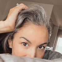 Wanita 47 tahun itu pun percaya diri memamerkan rambutnya yang sudah beruban. Nadya sampai pada tahap membiarkan ubannya terlihat karena selama bertahun-tahun, dia hidup dengan mengecat rambut. Foto: Instagram @nadyahutagalung