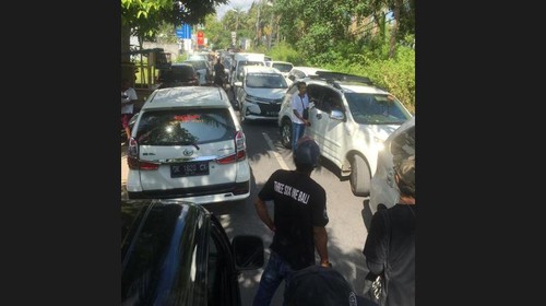 Sejumlah kendaraan roda empat terjebak macet di kawasan wisata Nusa Penida, Klungkung, pada Minggu (1/5/2022).