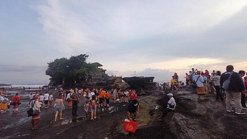 Suasana objek Wisata Tanah Lot di Kabupaten Tabanan, Bali mulai ramai menjelang libur lebaran 2022.