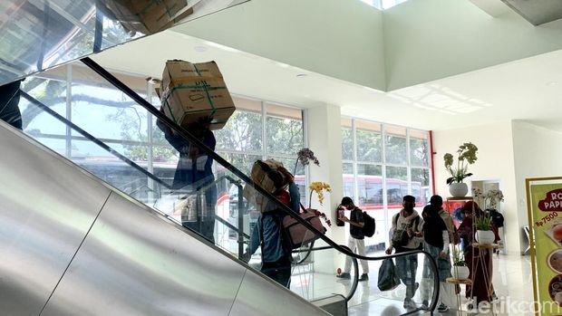 Pak Adhar porter di Terminal Leuwipanjang.